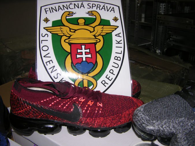 Foto: Colníci zaistili falošnú športovú obuv, ktorú následne zlikvidovali