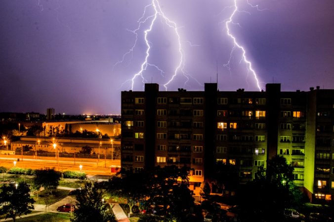 Opäť hrozia búrky, výstraha je vydaná pre celé Slovensko