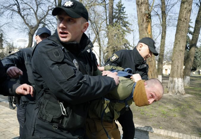 Nacionalisti so sekerami a kladivami vtrhli do rómskeho tábora v Kyjeve, zasahovala polícia