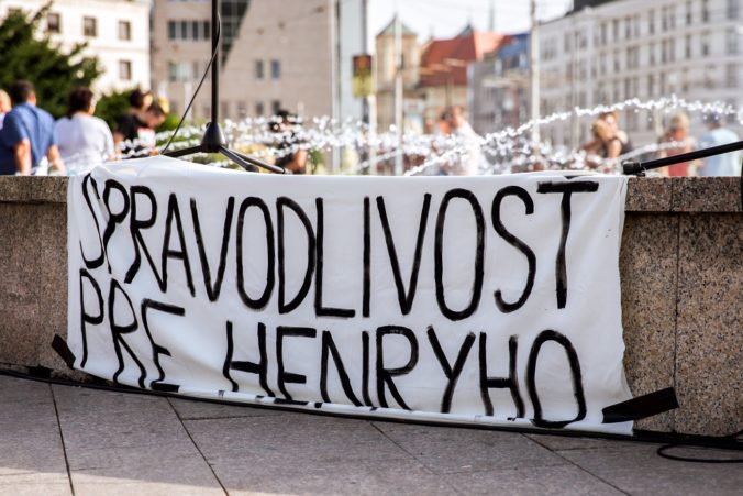 Foto: Konajme proti násiliu, ozývalo sa v uliciach Bratislavy na zhromaždení Spravodlivosť pre Henryho