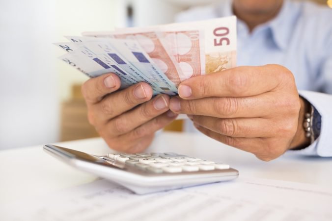 Slováci v priemere zarábajú 955 eur, v jedenástich odvetviach sú platy nižšie