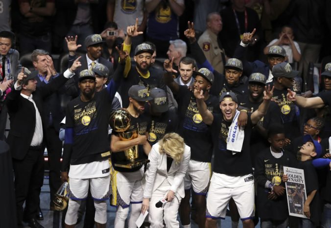 Video: Golden State Warriors aj vo štvrtom finále zdolali Cleveland a obhájili titul v NBA
