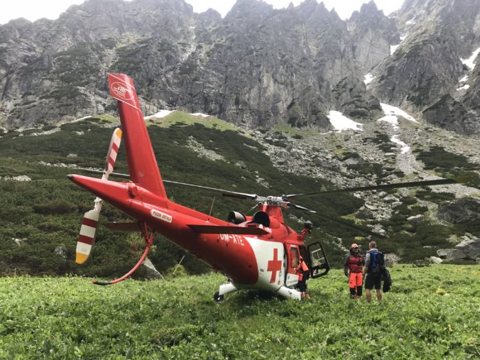 Vrtuľník ratoval turistu pod Téryho chatou, uvoľnená skala mu zasiahla nohu