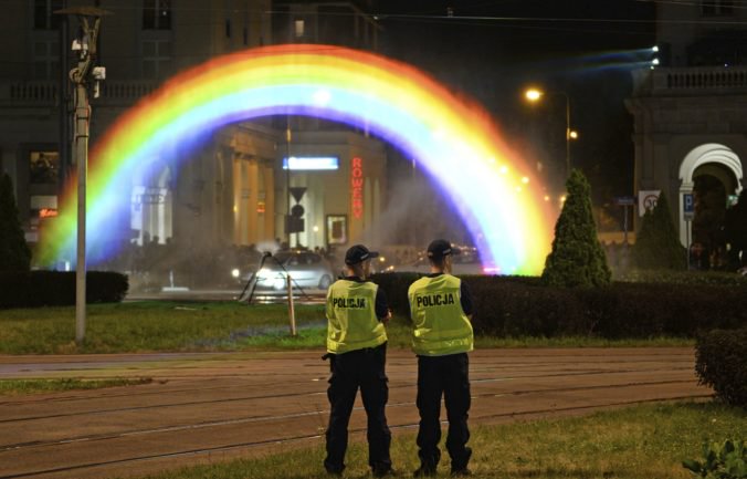 Aktivisti LGBT pochodujú vo Varšave za svoje práva, na námestí vytvorili dúhu z vody a svetiel