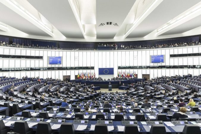 Europoslancov čaká hlasovanie o prerozdelení kresiel či debata o jadrovej dohode s Iránom
