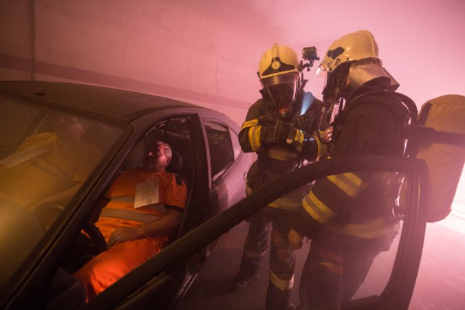 Foto: Záchranné zložky zasahovali pri simulovanej dopravnej nehode v tuneli Sitina