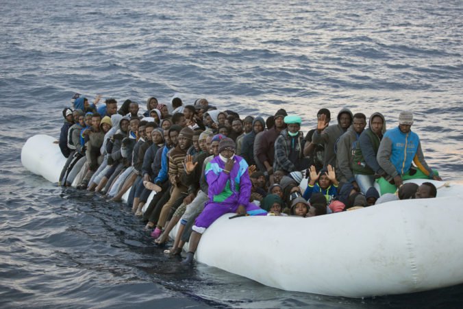 Španielski záchranári zadržali vyše tristo migrantov z Afriky, niekoľkí z nich zomreli