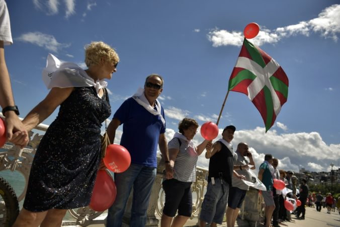 V Baskicku vytvorili 200-kilometrovú živú reťaz, žiadajú hlasovanie o osamostatnení regiónu
