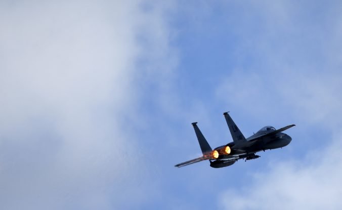 Pri Okinave sa zrútila americká stíhačka, pilot sa katapultoval