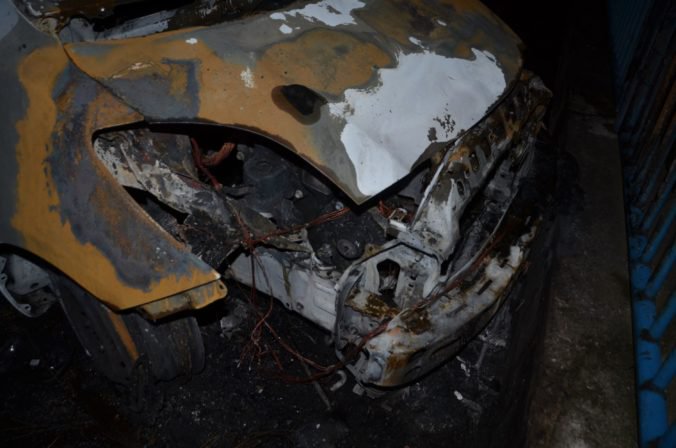 V Hamuliakove horeli autá, požiar bol pravdepodobne založený úmyselne