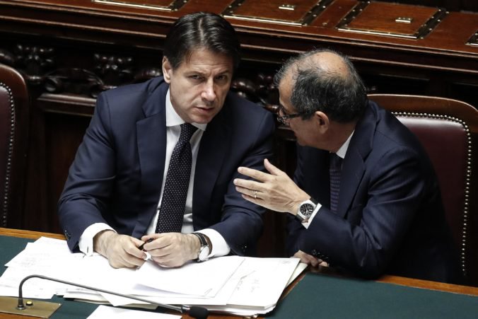 Taliansko z eurozóny nevystúpi, tvrdí nová vláda na nervóznu reakciu finančných trhov