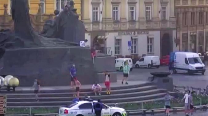 Video: Opití cudzinci sa v Prahe obnažovali na pomníku Jána Husa, ich vyčíňanie zachytila kamera