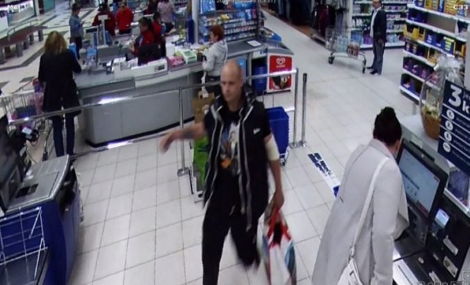 Foto: Hľadajú muža z kamerových záznamov, kradol v hypermarkete