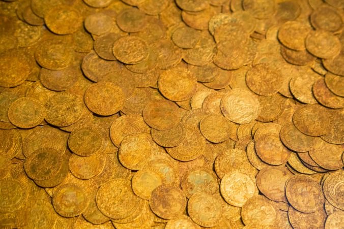 Robotníci našli pri demolácii domu v Bretónsku zlaté mince s portrétom belgického kráľa