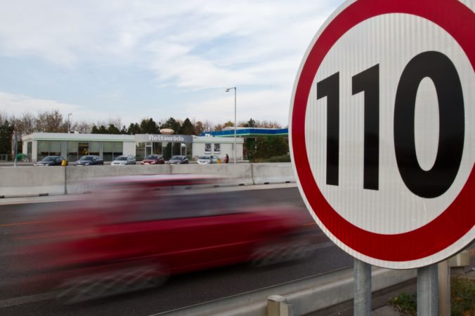 Diaľničiari upozorňujú na dopravné obmedzenia na úseku D1 pri Važci, obchádzka nie je potrebná