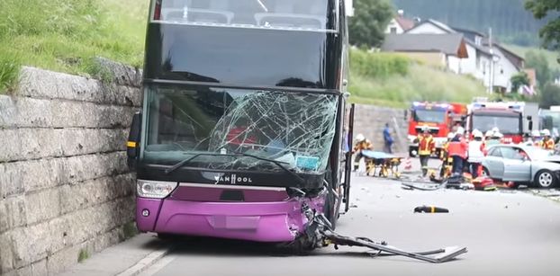 Video: Pri nehode v Nemecku sa zranili britskí tínedžeri, 90-ročný muž stratil kontrolu nad vozidlom