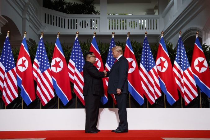 Video: Summit Trumpa s vodcom Kim Čong-unom sa začal podaním rúk