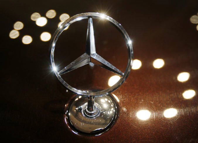 Nemecko prikázalo Daimleru zvolať na opravy stotisíce áut, dôvodom je softvér na kontrolu emisií