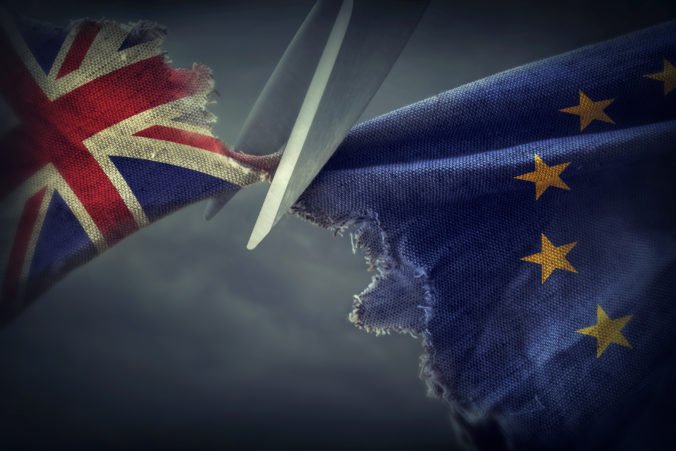 Brexit znova polarizuje Britániu, minister spravodlivosti odstúpil a chce hlasovať proti vláde