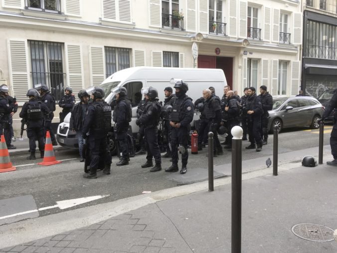 Video: V centre Paríža sa odohráva rukojemnícka dráma, polícia evakuovala priľahlé oblasti
