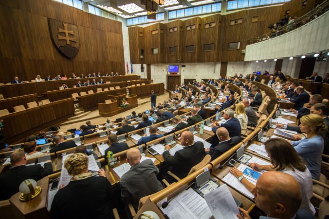 O interupčnej novele zákona od kotlebovcov sa nehlasovalo, parlament podporil návrh Smeru