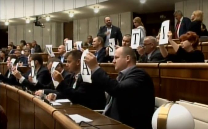 Foto: Kotlebovci narušili prejav prezidenta Kisku v parlamente