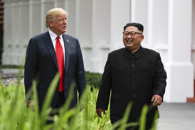 Severná Kórea už nepredstavuje jadrovú hrozbu, vyhlásil Donald Trump po summite s Kim Čong-Unom