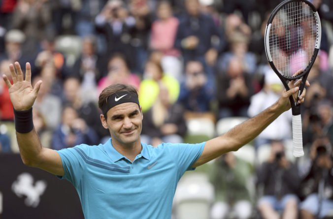 Federer po návrate triumfoval v Stuttgarte, Zverev si výhru prvého setu neudržal