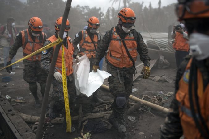 Video: Obnovili pátranie po obetiach výbuchu sopky Fuego, nezvestných je takmer dvesto ľudí