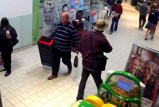 Foto: Z obchodu v Bratislave zmizla klimatizácia, polícia hľadá muža z kamerových záznamov