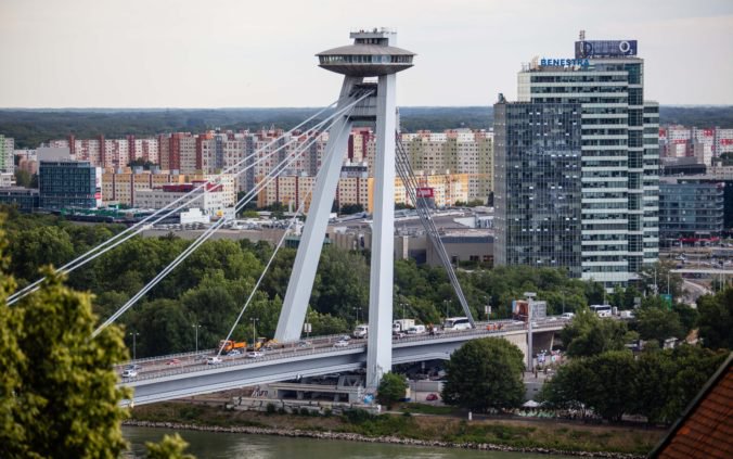 V Bratislave plánujú akrobatický prelet lietadla nad Dunajom, polícia uzavrie dva mosty