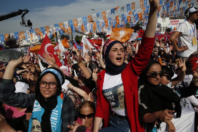 Prezidentské a parlamentné voľby v Turecku sprevádzajú násilnosti, zahynuli už štyria ľudia