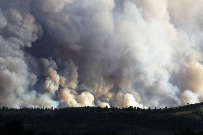 Hasenie lesného požiaru v Colorade komplikuje hlavne počasie, evakuovali ľudí z vyše tisíc domov