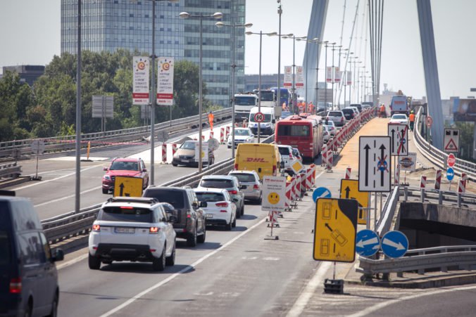 Prelet akrobatického lietadla nad Dunajom zrušili, dopravné obmedzenia na mostoch nebudú