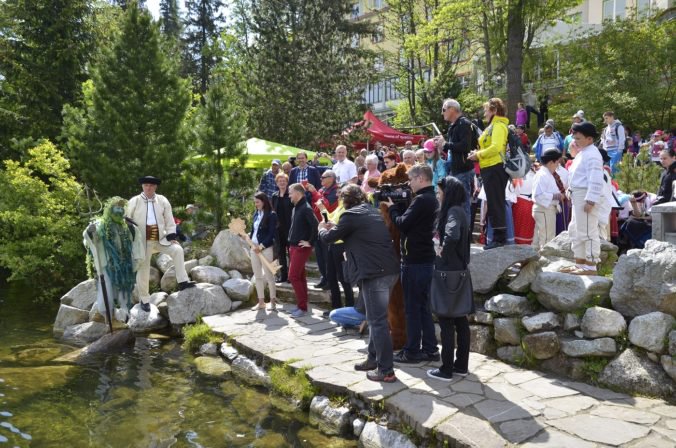 V Tatrách otvorili letnú sezónu odomknutím hladiny Štrbského plesa, turistov čakajú nové okruhy
