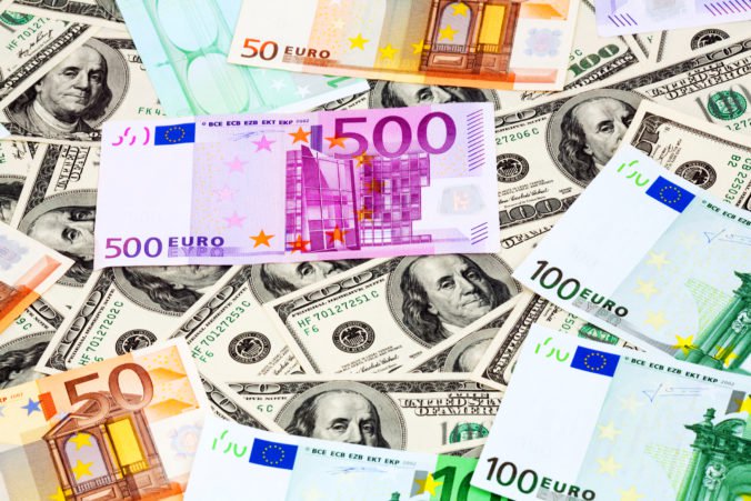 Dolár oslabil voči jenu aj euru v dôsledku obchodného sporu USA a Číny