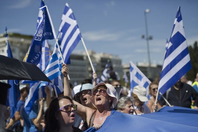 Dohoda s Macedónskom rozprúdila vášne a protesty, grécka opozícia chce vysloviť nedôveru vláde