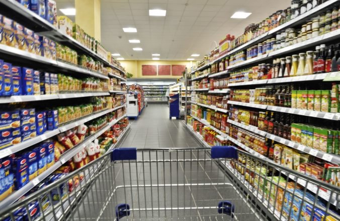 Rast cien na Slovensku sa spomalil. Najviac zdraželi potraviny, alkohol a doprava