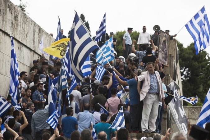Grécka vláda ustála hlasovanie o vyslovení nedôvery, pred parlamentom protestovali tisícky ľudí