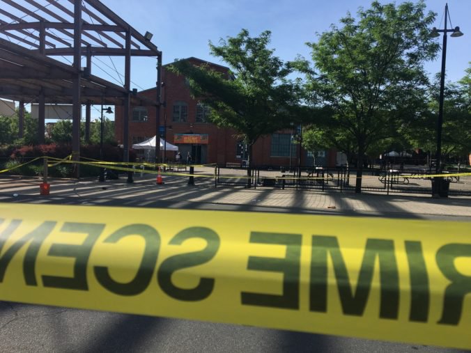 Nočná streľba na kultúrnom podujatí v Trentone má jednu obeť, desiatky sú zranených