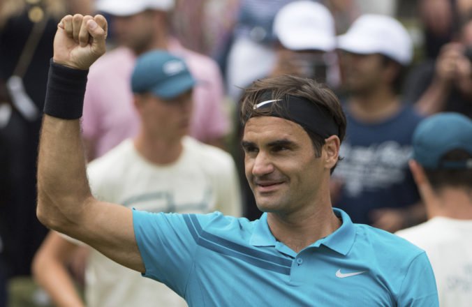 Roger Federer zvíťazil vo finále v Stuttgarte, podarilo sa mu odvrátiť dva brejkbaly