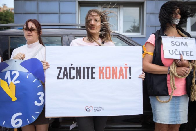 Foto: Učitelia na proteste Začnite konať! žiadali odpovede na otázky, Lubyová ich pozvala rokovať