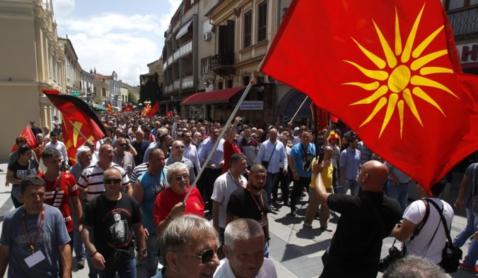 Foto: Macedónsko protestovalo proti zmene názvu, demonštranti sa pokúšali dostať do parlamentu