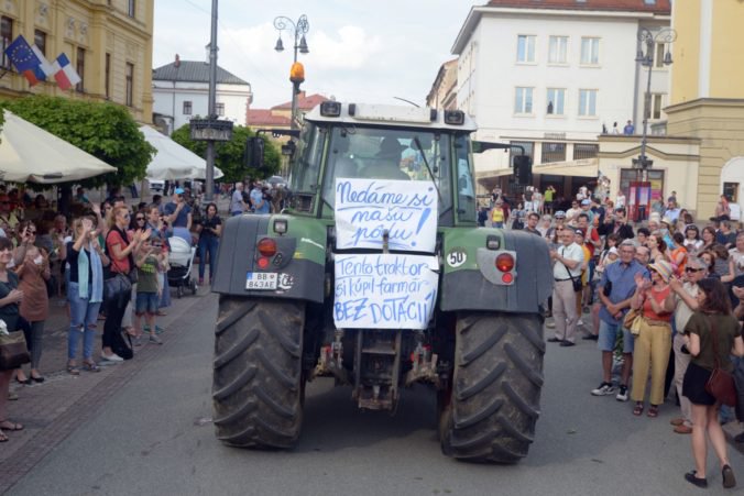 Slovenskí farmári odštartovali protestné jazdy traktormi, v Bratislave možno narazia na problém