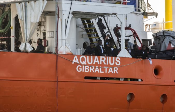 Stovky migrantov z lode Aquarius žiadajú Francúzsko o azyl, Španielsko ocenilo príkladnú spoluprácu