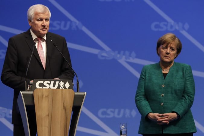 Seehofer dal Merkelovej ultimátum v oblasti utečeneckej politiky, hrozí autonómnymi krokmi