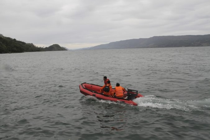 Video: Potopenie trajektu Toba si už vyžiadalo obeť, stále sú nezvestné desiatky osôb