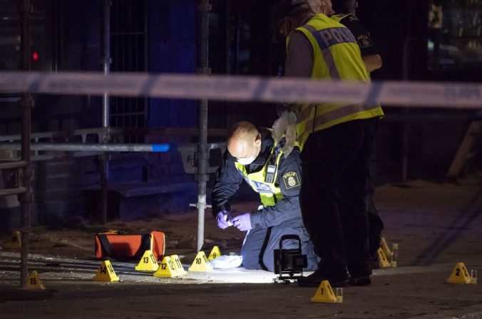 Streľba z auta v Malmö si vyžiadala mŕtvych a vážne zranených, padol tucet výstrelov