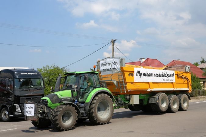 Foto: Rada poľnohospodárov sa dištancuje od traktorového sprievodu, kritizuje hrotenie polarizácie