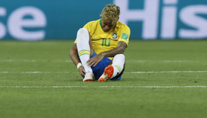 Klenot Brazílie Neymar nedokončil tréning pred zápasom pre bolesť členka